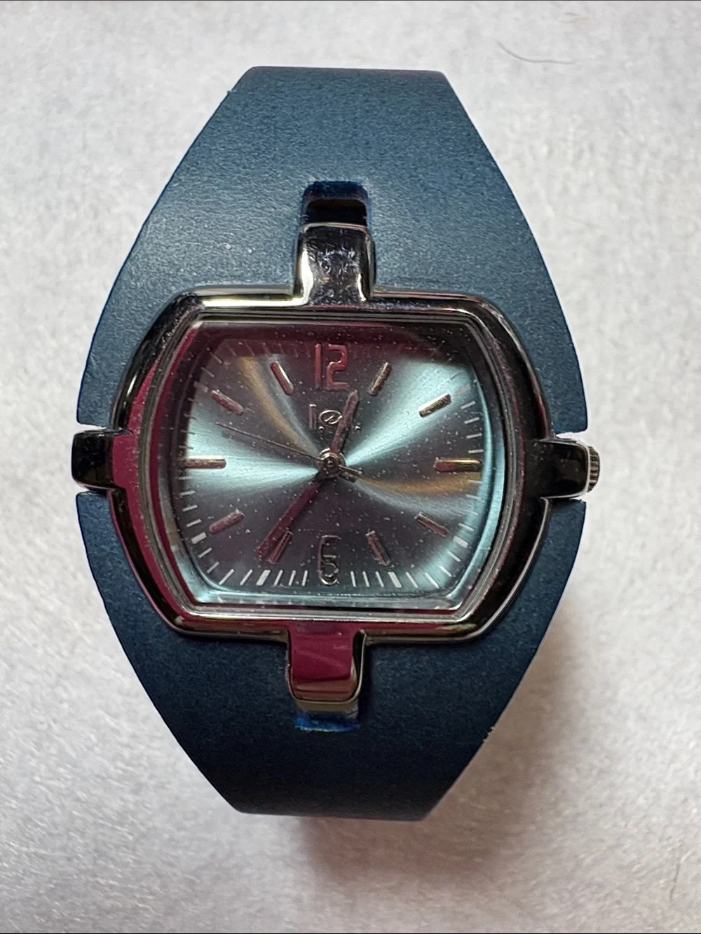 “L.E.I.”-Blue Women's Fashion Watch - Sleek Casual Timepiece. Needs 377 Battery.
